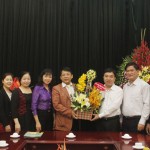 Phó Tổng Giám đốc Nguyễn Văn Lý (thứ 5 từ trái qua) cùng các cán bộ chúc mừng Trung ương Đoàn TNCS Hồ Chí Minh