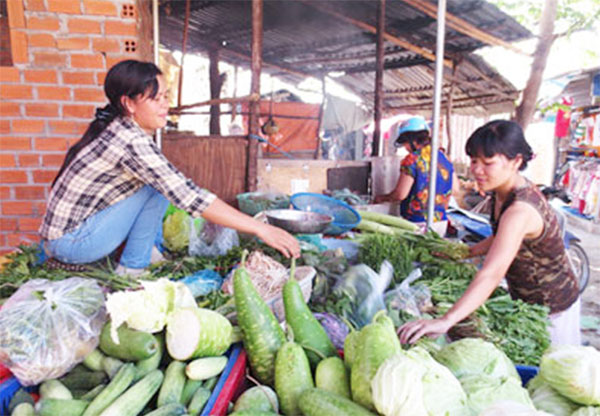 Một hội viên phụ nữ xã Phước Đồng (bên trái) được hỗ trợ vốn vay mở cửa hàng buôn bán nhỏ