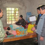 Tại thôn Tân Hiệp, xã Cam Tuyền, huyện Cam Lộ, Đoàn đã tới thăm và tặng quà cho gia đình ông Nguyễn Văn Bồng có 2 con bị nhiễm chất độc màu da cam