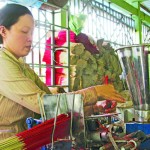 Chị Lê Bích Hạnh ở khóm 1, thị trấn U Minh được vay vốn ưu đãi đầu tư máy làm hương, mỗi ngày thu nhập trên 100 nghìn đồng