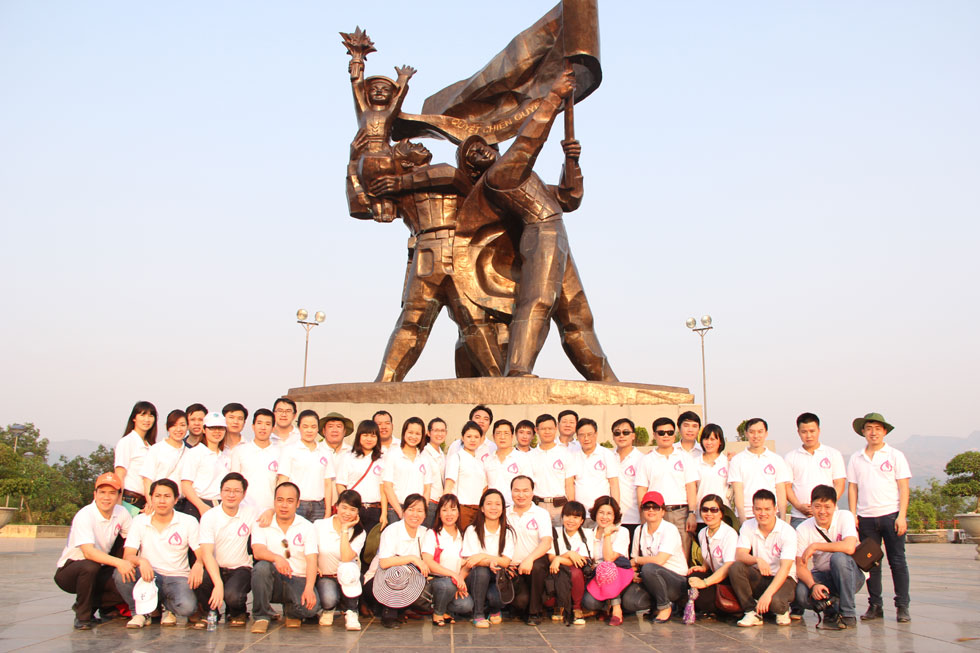 Các thành viên trong đoàn bên tượng đài Chiến thắng Điện Biên Phủ