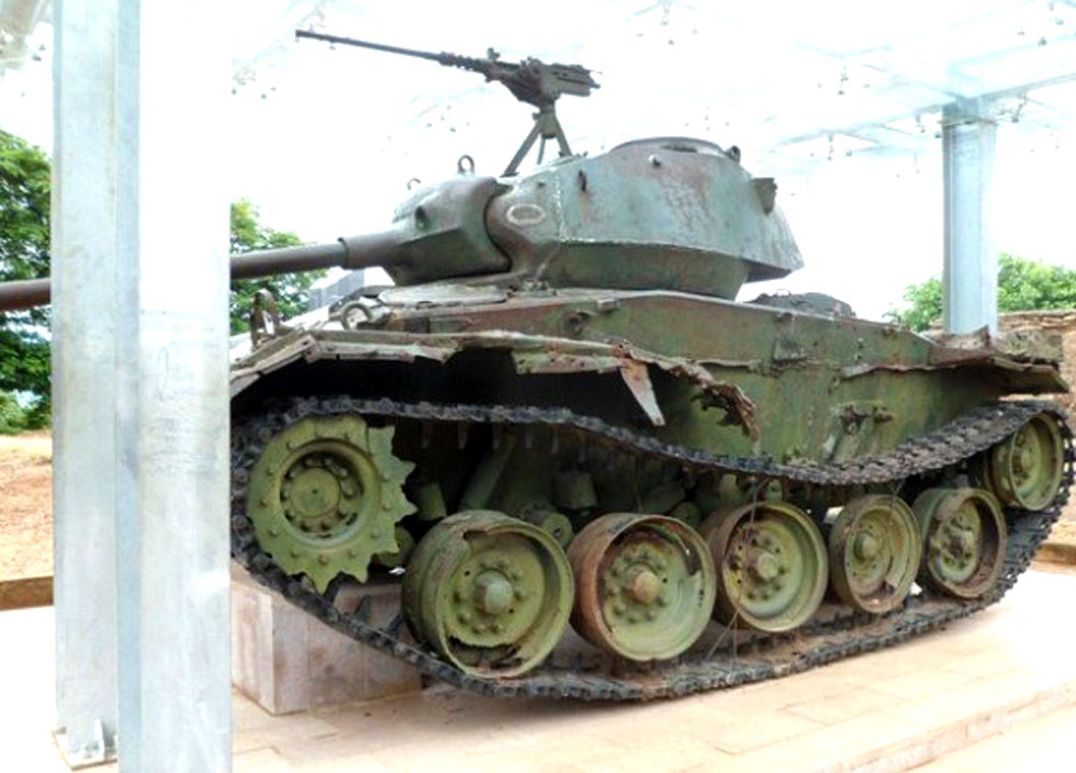 Chiếc xe tăng Bazeille của Pháp bị Đại đội 674, Tiểu đoàn 251, Trung đoàn 174, Đại đội 317 tiêu diệt sáng mùng 01/4/1954 trưng bày trên đỉnh đồi A1 vẫn còn xanh nước sơn