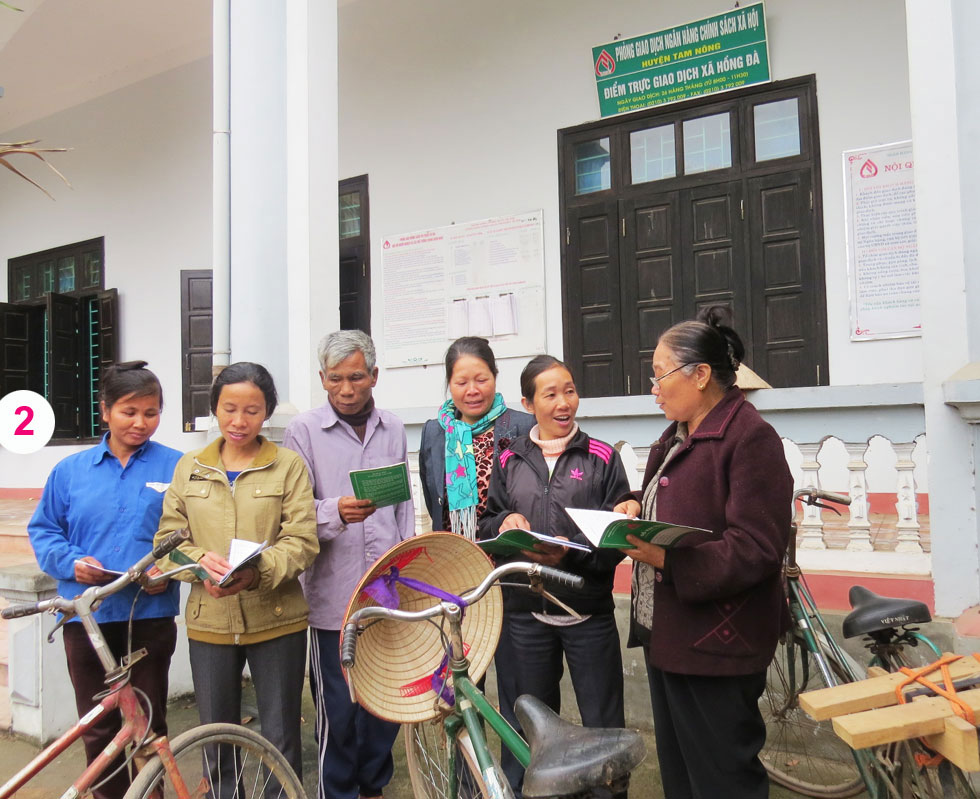 Bà con nông dân xã Hồng Đà thuộc huyện Tam Nông đang vui vẻ trao đổi thông tin về tín dụng ưu đãi ngay tại Điểm giao dịch xã