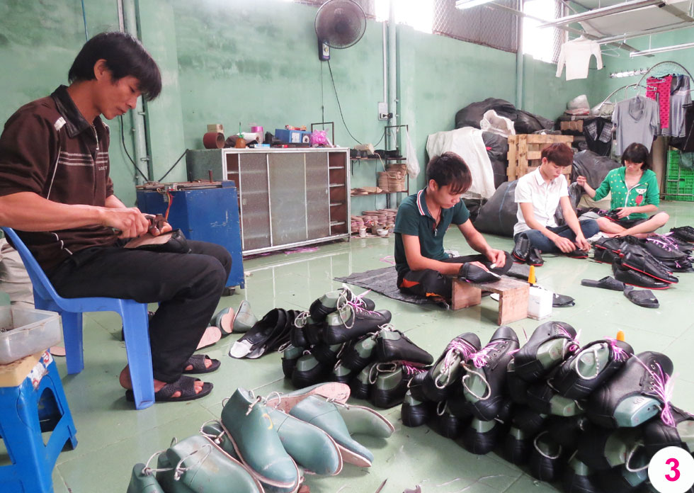 Cơ sở làm giầy da của gia đình chị Hà Thị Hương