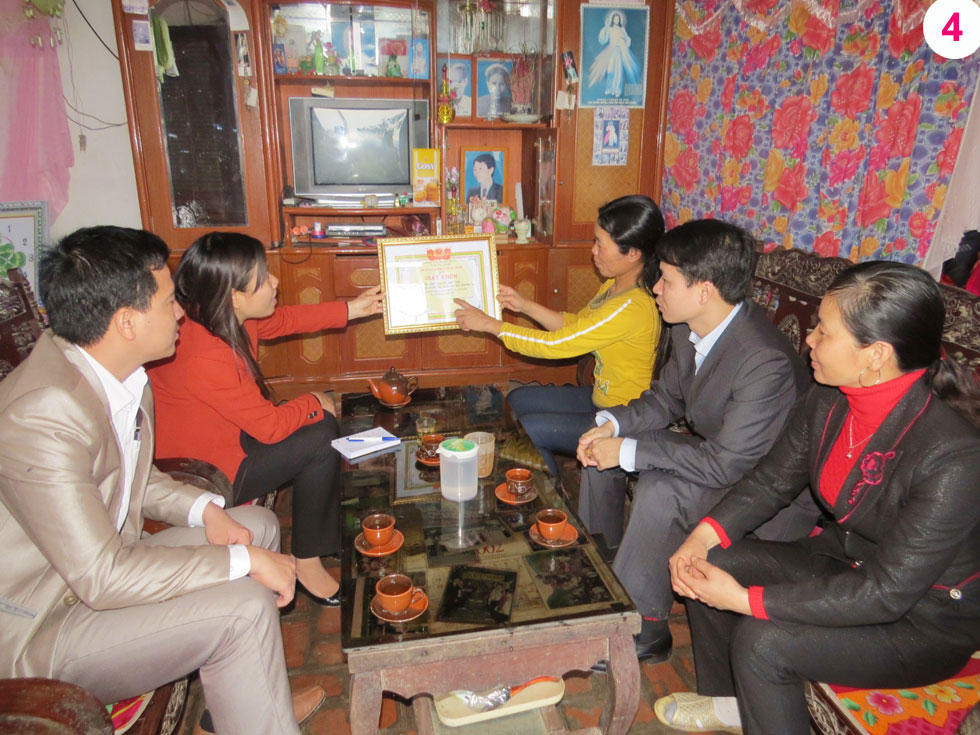 Chị Nguyễn Thị Tươi (trong cùng bên phải) đang khoe thành tích học tập của các con với các hội, đoàn thể cơ sở