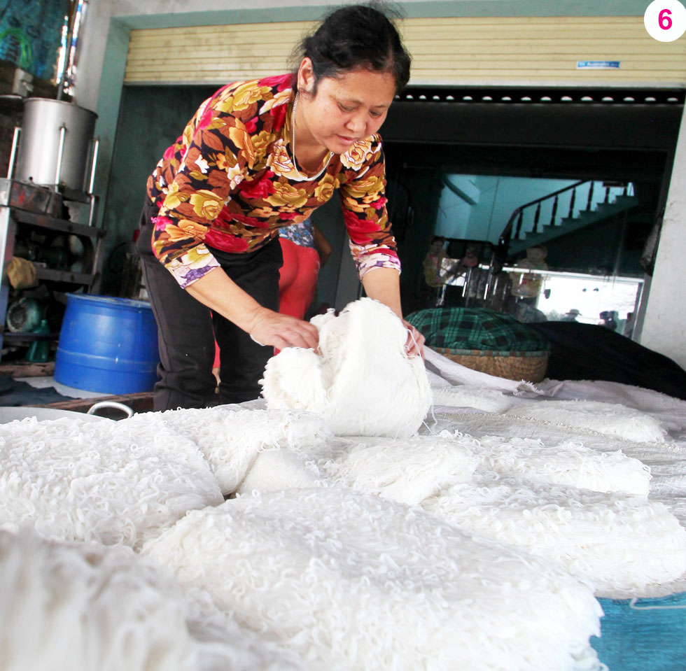 Chị Phạm Thị Hòa sử dụng vốn vay hộ cận nghèo để làm bún