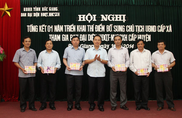 Phó Chủ tịch UBND tỉnh Bắc Giang, Bùi Văn Hạnh (thứ 4 từ trái qua) biểu dương các Chủ tịch UBND xã