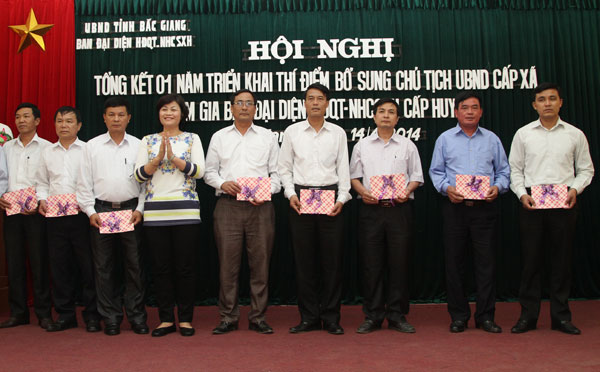 Giám đốc chi nhánh NHNN tỉnh Bắc Giang, Tô Thị Hậu (thứ 4 từ trái qua) biểu dương các Chủ tịch UBND xã