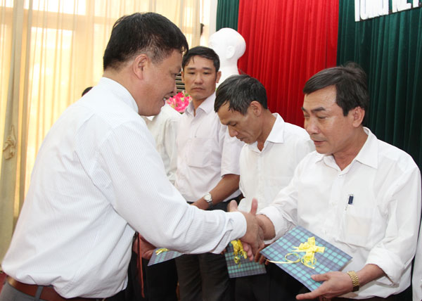 Giám đốc NHCSXH tỉnh Bắc Giang, Ngô Gia Quát tuyên dương các Chủ tịch UBND xã