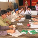 Hộ cận nghèo ở Tuyên Quang nhận vốn vay ngay tại Điểm giao dịch xã Ảnh: Nguyễn Công - NTNN