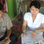 Chị Nguyễn Thị Tuyết Mỹ (bên phải) đang cùng các tổ viên làm thủ tục vay vốn tại NHCSXH