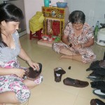 Bà Nguyễn Thị Tạo và con gái đang làm giày từ nguồn vốn vay hộ nghèo