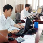 Các cán bộ NHCSXH tỉnh Quảng Bình đang thao tác những quy trình nghiệp vụ trên hệ thống Intellect