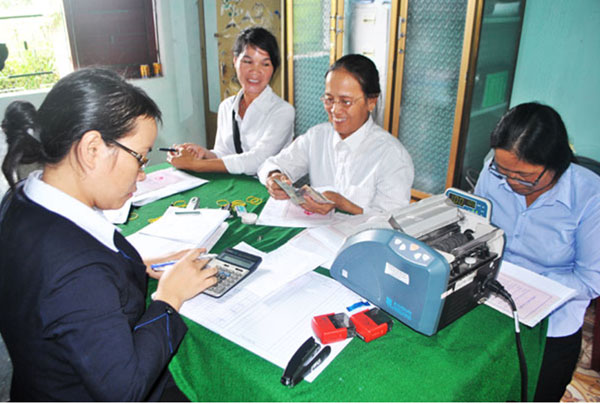 Hộ cận nghèo ở xã Sơn Linh, huyện Sơn Hà (Quảng Ngãi) vui mừng nhận vốn vay tại Điểm giao dịch xã Ảnh: VBSP News