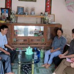Hai mẹ con bà Trần Thị Thủy (trong cùng, bên phải) trao đổi với lãnh đạo Hội Nông dân xã về cách sử dụng nguồn vốn vay ưu đãi