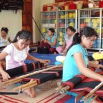 Dạy nghề dệt thổ cẩm cho phụ nữ dân tộc Pa Cô, ở xã A Bung, huyện Đakrông