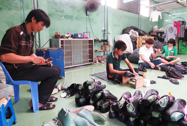 Nhiều hộ cận nghèo ở thôn Văn Lâm, xã Hoàng Diệu, huyện Gia Lộc vay vốn ưu đãi để làm nghề thủ công truyền thống - da giầy