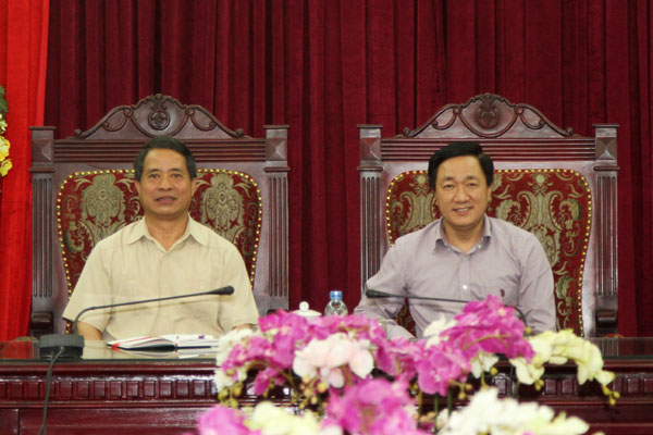 Tổng Giám đốc Dương Quyết Thắng (bên phải) làm việc với đồng chí Hà Văn Khoát - Bí thư Tỉnh ủy tỉnh Bắc Kạn