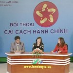 Đại diện NHCSXH tỉnh Lâm Đồng (ngồi giữa) tham gia Chương trình “Đối thoại cải cách hành chính”