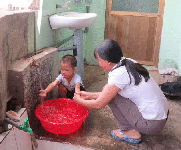 Nhờ được vay vốn ưu đãi, gia đình chị Hà đã xây được công trình vệ sinh cùng hệ thống cấp nước đảm bảo theo tiêu chuẩn