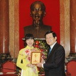 Thanh niên tiên tiến, Nguyễn Thị Hằng - Phó Chánh Văn phòng NHCSXH vinh dự được Chủ tịch nước tặng quà