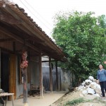 Cán bộ chính quyền xã Cao Trĩ, huyện Ba Bể (Bắc Kạn) thăm nhà xây từ vốn vay ưu đãi