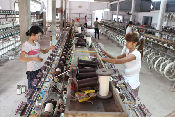 Xưởng xe tơ xuất khẩu của anh Phan Ngọc Thảnh ở xã Chuyên Ngoại thường xuyên giải quyết cho 20 lao động có việc làm, thu nhập ổn định
