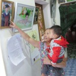 Bà Nguyễn Thị Thuần ở thôn Đống Hai khoe bức ảnh ngày con trai nhận bằng tốt nghiệp loại giỏi