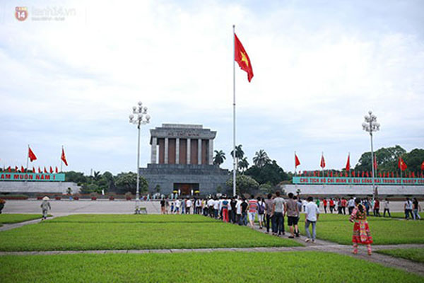 Hôm nay kỉ niệm 124 năm ngày sinh Chủ tịch Hồ Chí Minh, rât đông đồng bào tập trung ở Quảng trường Ba Đình chờ đợi giây phút chào cờ thiêng liêng