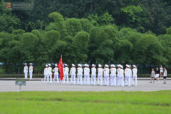 Đội tiêu binh đi qua khu vực lăng Chủ tịch Hồ Chí Minh