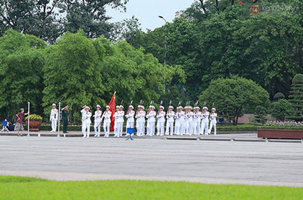Cứ 6h sáng hàng ngày, các chiến sĩ thuộc đoàn 275 (Bộ Tư lệnh bảo vệ lăng Chủ tịch Hồ Chí Minh) lại thực hiện nghi lễ thượng cờ, chào cờ tại Quảng trường Ba Đình