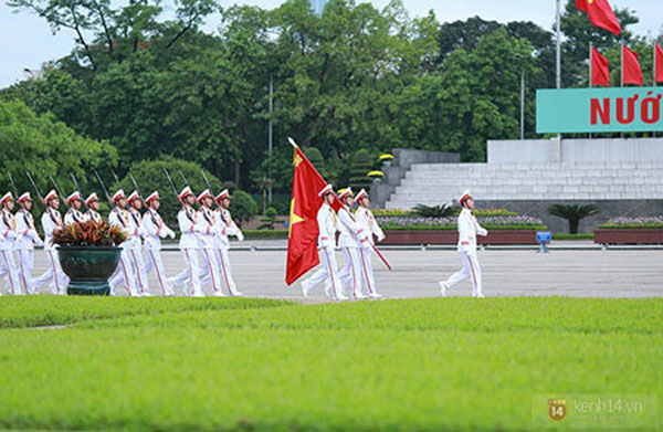 Cán bộ, chiến sĩ thuộc Bộ Tư lệnh bảo vệ lăng Chủ tịch Hồ Chí Minh hùng dũng tiến bước ra Quảng trường Ba Đình lịch sử