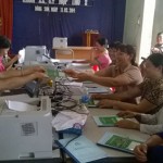 Cán bộ NHCSXH giao dịch với người dân tại xã Đông Sơn, huyện Yên Thế