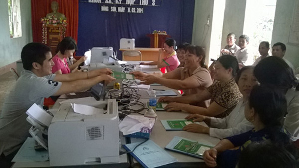Cán bộ NHCSXH giao dịch với người dân tại xã Đông Sơn, huyện Yên Thế 