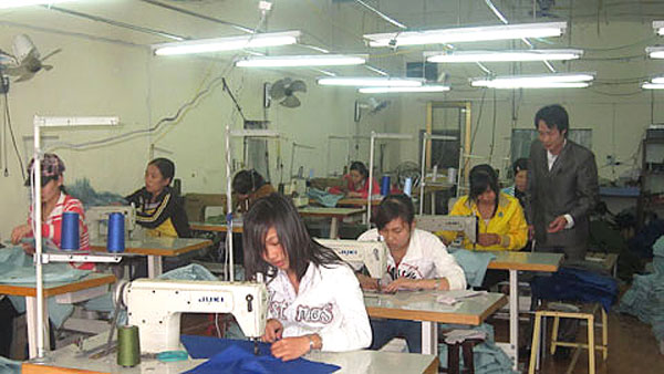 Xưởng may được đầu tư từ nguồn vốn ưu đãi của hộ anh Nguyễn Thanh Tùng, xã Nghĩa Lạc đã giải quyết việc làm cho hơn 20 lao động của địa phương