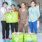 Các hộ nghèo ở phường Phủ Hà nhận quà tết từ chính quyền địa phương