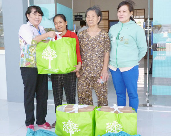 Các hộ nghèo ở phường Phủ Hà nhận quà tết từ chính quyền địa phương