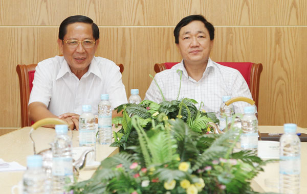 Tổng Giám đốc Dương Quyết Thắng (phải) làm việc với đồng chí Bí thư Tỉnh ủy tỉnh Kiên Giang Nguyễn Thanh Sơn