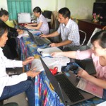 Cán bộ ngân hàng đang hướng dẫn thủ tục vay vốn cho nông dân xã Quỳnh Ngọc