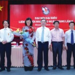 Phó Thống đốc NHNN Đào Minh Tú (đứng giữa) tặng hoa chúc mừng tập thể Ban chấp hành Liên chi hội khóa II, nhiệm kỳ 2014 - 2019