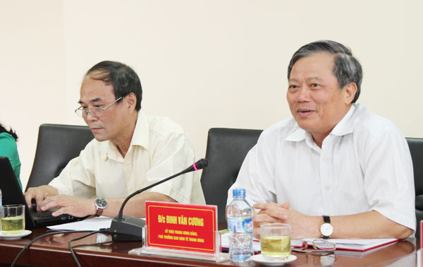 Đồng chí Đinh Văn Cương (bên phải), Ủy viên BCH TƯ Đảng - Phó Trưởng Ban Kinh tế Trung ương phát biểu tại buổi làm việc