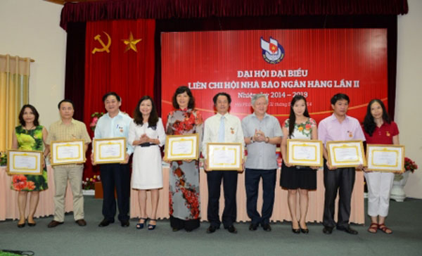 Ông Tạ Việt Anh, Ủy viên BCH Hội nhà báo Việt Nam và bà Hà Kim Chi trao tặng kỷ niệm chương cho các cá nhân đã có đóng góp vì sự nghiệp báo chí Việt Nam