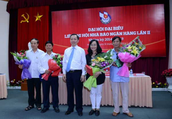 Phó Thống đốc Đào Minh Tú tặng hoa cho các cá nhân trong BCH Liên chi hội khóa I đã nghỉ hưu