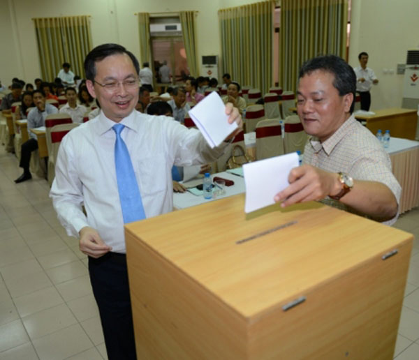Phó Thống đốc Đào Minh Tú bỏ phiếu bầu BCH Liên chi hội khóa II