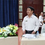 Giám đốc chi nhánh Lê Huy Dân (người đứng) báo cáo kết quả hoạt động với Tổng Giám đốc