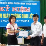 Phó Chủ tịch Công đoàn Đỗ Thị Huê (trái) trao quà cho Trung tâm điều dưỡng và thương bệnh binh