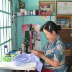 Được tiếp cận vốn ưu đãi, chị Nguyễn Thị Kim Lan ở ấp Lồ Ồ có điều kiện phát triển chăn nuôi, may mặc... đời sống ngày càng khá hơn