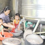 Từ nay, nhiều hộ dân xã Lỗ Sơn, huyện miền núi Tân Lạc đã có nước sạch để sinh hoạt