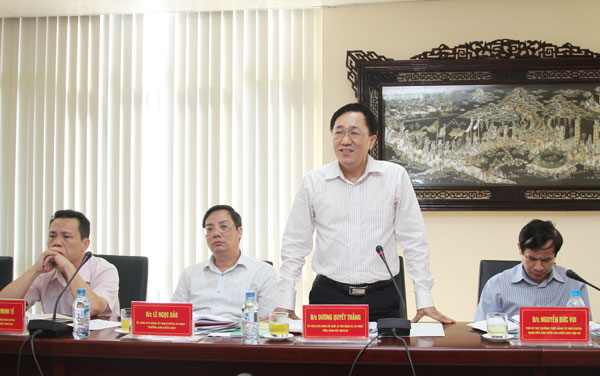 Đồng chí Bí thư Đảng ủy NHCSXH Trung ương Dương Quyết Thắng báo cáo với Đoàn công tác