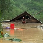 Người dân miền Trung thường xuyên phải chịu cảnh lũ, lụt